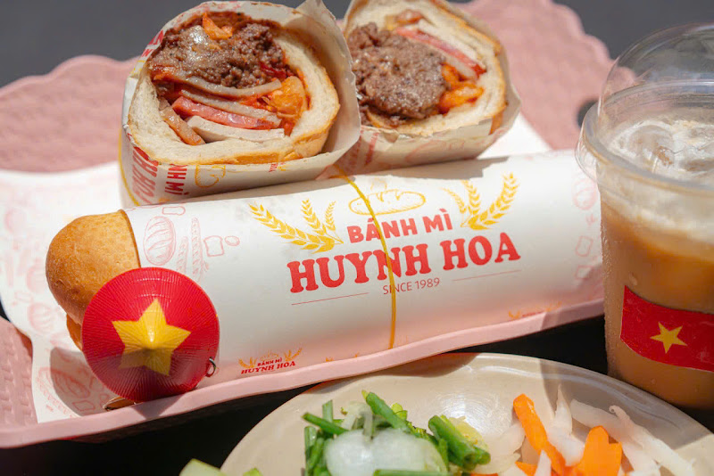 Bánh Mì Huynh Hoa - 220 Phan Xích Long