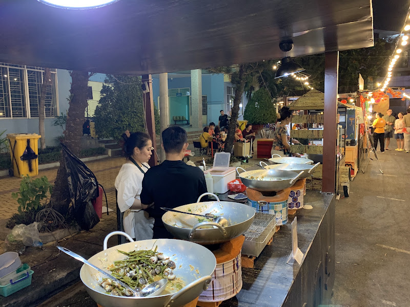 Phố ẩm thực Phan Xích Long